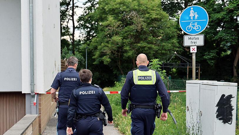 Nach einer tödlichen Messerattacke in Elsenfeld hat sich ein 27-jähriger Angehöriger der Polizei gestellt. Nach einer tödlichen Messerattacke in Elsenfeld hat sich ein 27-jähriger Angehöriger der Polizei gestellt.