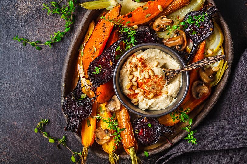 Nehmen Sie das bunte Wurzelgem&uuml;se nach dem Backen aus dem Ofen. Betr&auml;ufeln Sie es anschlie&szlig;end je nach Geschmack mit etwas Balsamico oder Zitronensaft, gern auch gemischt mit Orangensaft. Nun k&ouml;nnen Sie das knusprige Gem&uuml;se als Beilage zu Fleisch oder Fisch oder mit einer Scheibe Sauerteigbrot als vegane Mahlzeit servieren. Eine Meerrettich-Creme passt ebenfalls gut dazu.