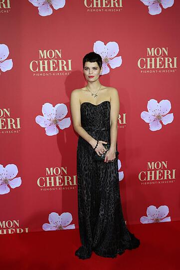 Pixie Geldof mit süßem Kurzhaar-Schnitt auf dem roten Teppich zur Charity-Gala "Mon Chéri Barbara-Tag" im Schloss Nymphenburg.