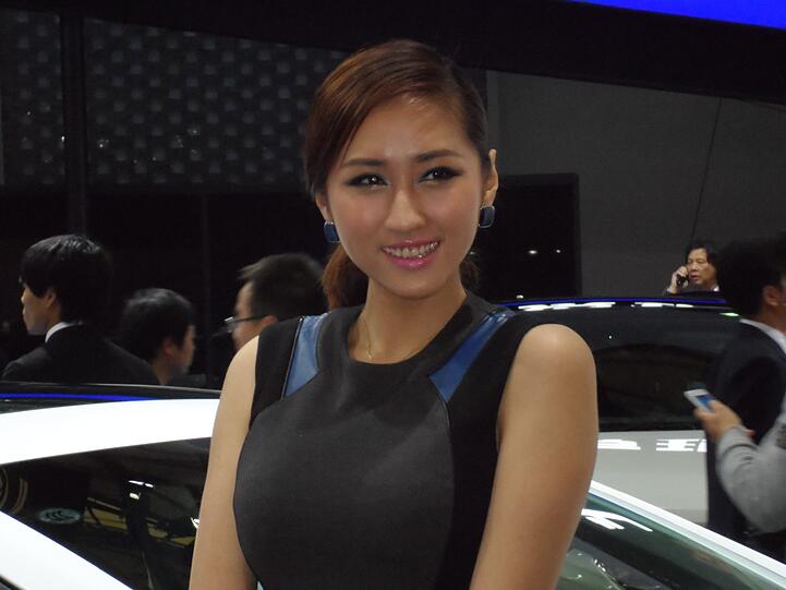 Schöne Frauen an neuen Autos: Eine nach wie vor unschlagbar attraktive Kombination - auch in Shanghai.