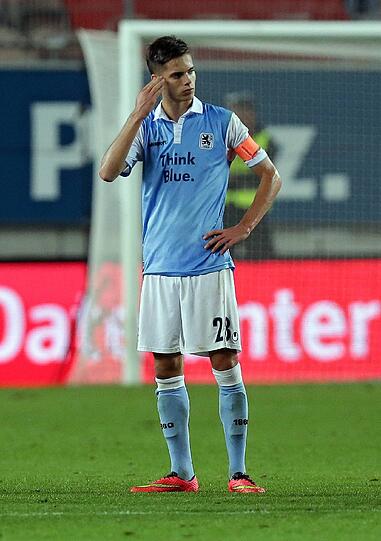 JULIAN WEIGL: Note 5. Zweites Spiel als Kapitän, zweite Niederlage. Auch gegen Leipzig konnte sich der 18-Jährige nicht gegen die Niederlage stemmen und blieb über die gesamte Spielzeit unauffällig.