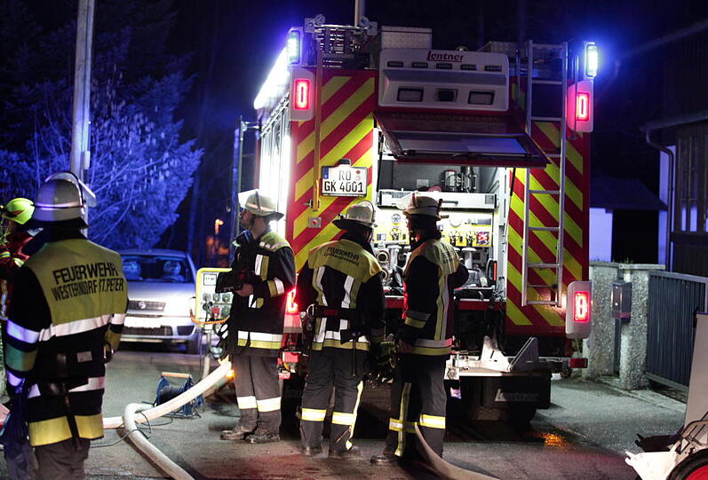 Explosion im Keller - die Bilder vom Feuerwehreinsatz in Großkarolinenfeld.