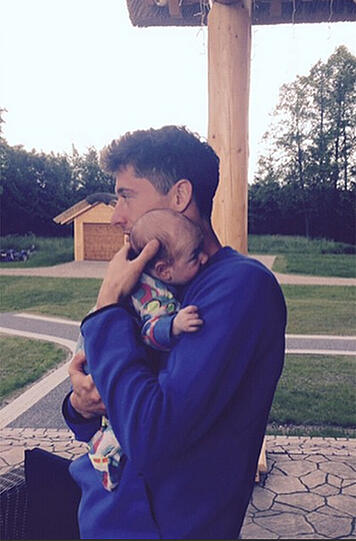 Glücklicher Onkel: Bayern-Stürmer Robert Lewandowski freut sich über ein neues Mitglied seiner Familie, den kleinen Leon. "Ich bin ein sehr stolzer Onkel", schreibt er zum Instagram-Bild.