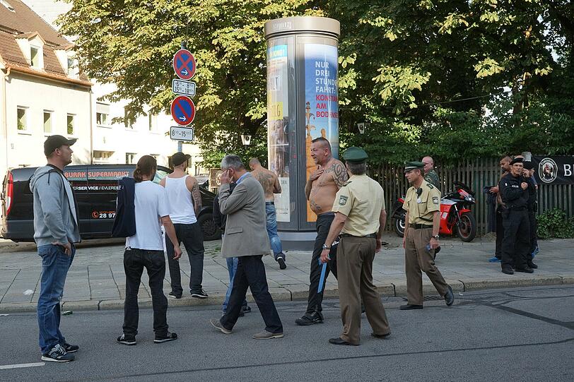 Polizeieinsatz in der Martin-Luther-Straße nach dem Amateur-Derby. Löwen-Ultras hatten randaliert und sich anschließend in einer Kneipe verschanzt. Die Bilder.