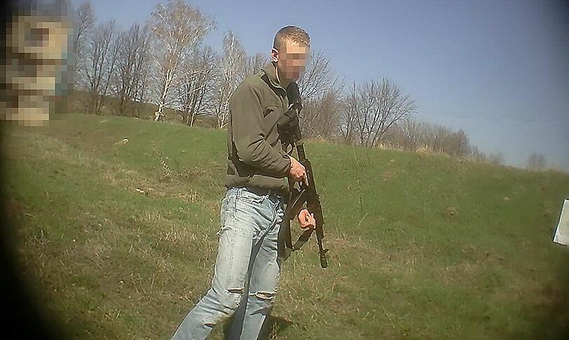 Grégoire M. posiert mit einem Maschinengewehr. Sein Waffenarsenal hat er sich laut Geheimdienst in der Ukraine besorgt