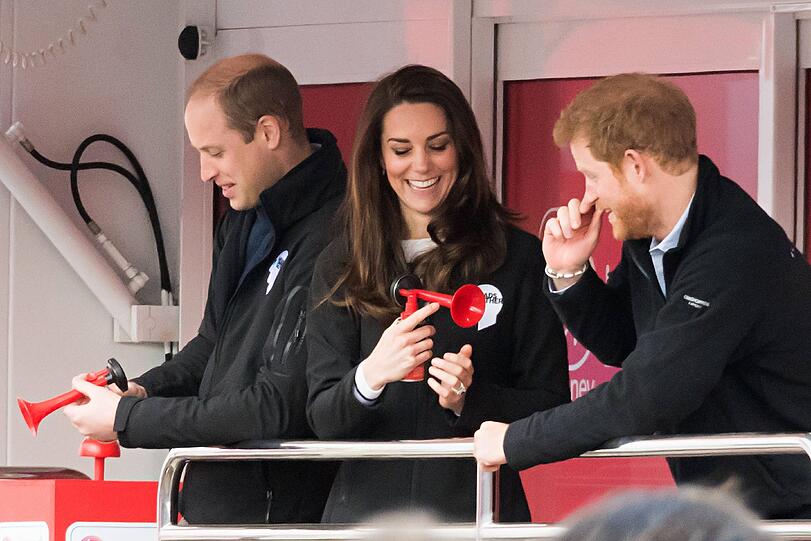 Prinz William, seine Frau, Herzogin Kate, und Prinz Harry verfolgen als Besucher den Start.
