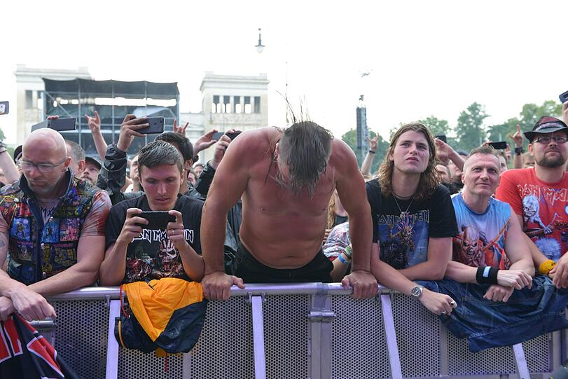 Iron-Madon-Fans in der ersten Reihe