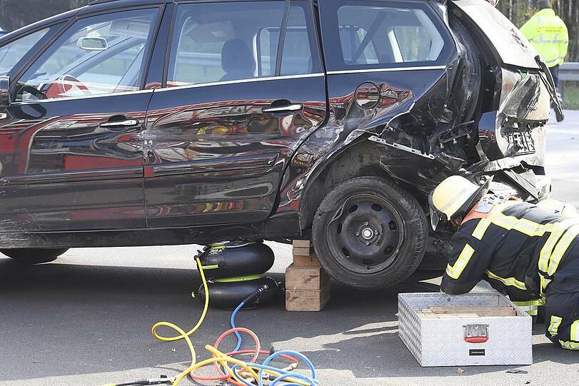 Schwerer Unfall auf der A995 - Bilder vom Bergungseinsatz.