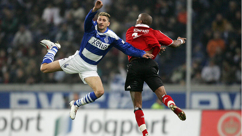 MSV Duisburg (2007 -2008): Seine Fußball-Karriere beginnt der Stürmer in seiner Heimatstadt bei der SGS Essen. Nach Einsätzen beim Essener Bezirksligisten DJK Wacker Bergeborbeck und Schwarz-Weiß Essen will Mölders beim MSV Duisburg in der Buundesliga hoch hinaus. Hier zeigt er am 28. Oktober 2007 vollen Einsatz gegen Vincent Kompany (re.) vom Hamburger SV.