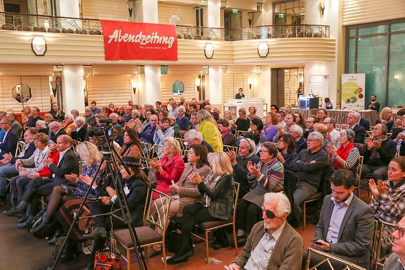 Aufmerksame Zuhörer beim Zukunftstag der Abendzeitung im Festsaal des Bayerischen Hofs.