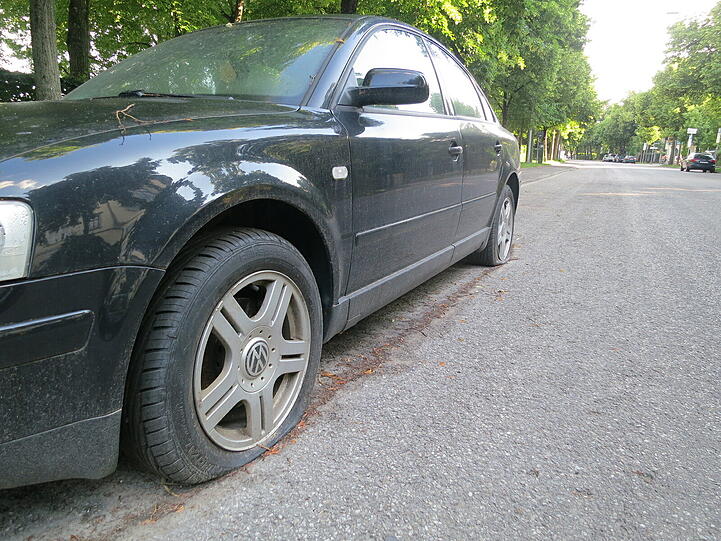 Dem VW Passat ist links die Luft ausgegangen. Und auch sonst hat er in den letzten Monaten einiges einstecken müssen...