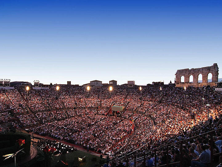 Einmalige Atmosphäre beim Opernabend in der Arena di Verona