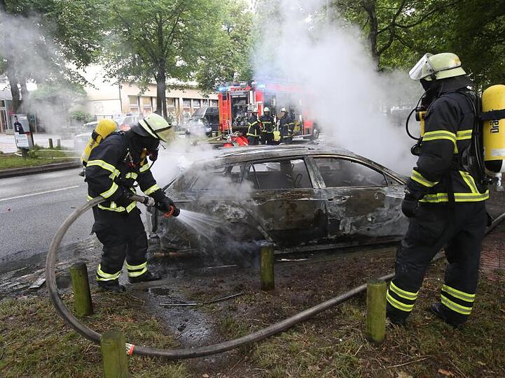 Feuerwehrleute löschen während des G20-Gipfels im Jahr 2017 ein brennendes Auto in Hamburg-Altona.
