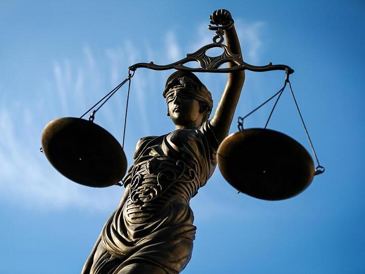 Eine Statue der Justitia hält eine Waage in ihrer Hand. Foto: David-Wolfgang Ebener/dpa/Symbolbild