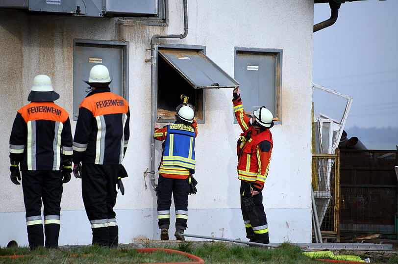 Ein Anrufer meldete gegen 9.57 Uhr starke Rauchentwicklung an dem Gebäude.
