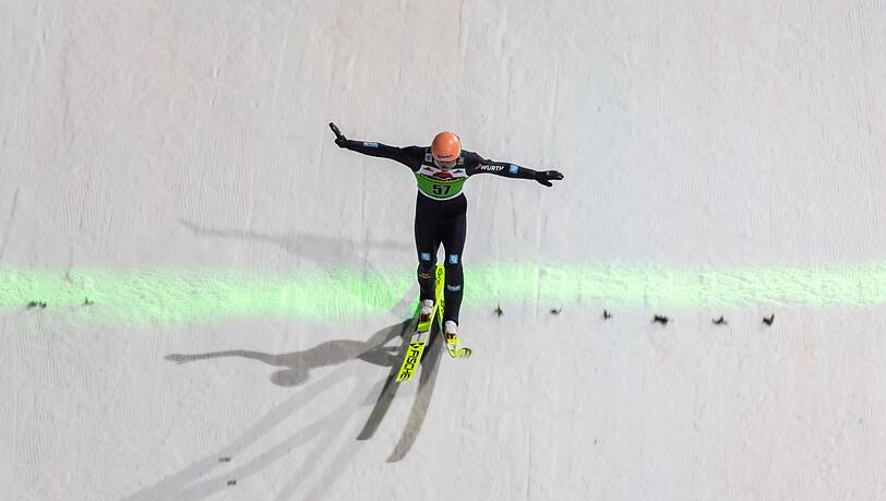 Der Deutsche Karl Geiger landet nach einem Sprung.