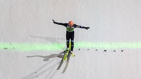 Der Deutsche Karl Geiger landet nach einem Sprung.