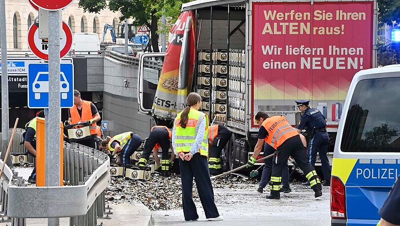 Der Sattelzug verlor um die 150 Träger Weißbier. Der Sattelzug verlor um die 150 Träger Weißbier.