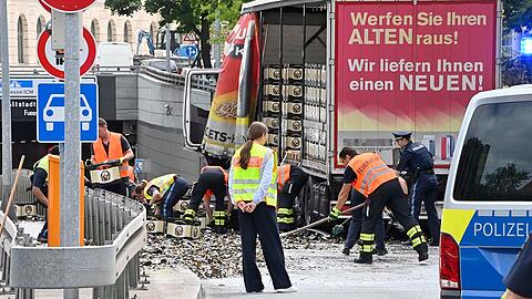 Der Sattelzug verlor um die 150 Tr&auml;ger Wei&szlig;bier.