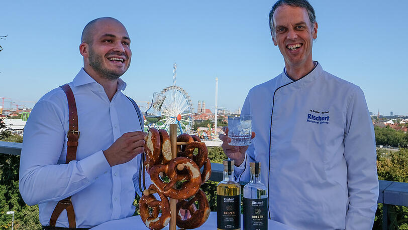 Nicolas Kröger von Wagemut mit Magnus Müller-Rischart auf der Dachterrasse der Rischart-Backstube. Im Hintergrund die Wiesn. Nicolas Kröger von Wagemut mit Magnus Müller-Rischart auf der Dachterrasse der Rischart-Backstube. Im Hintergrund die Wiesn.