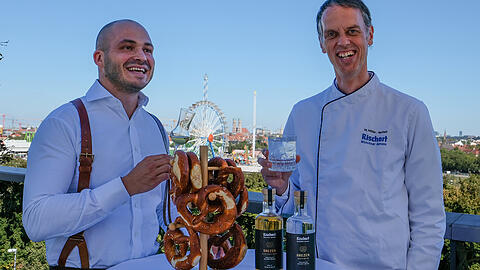Nicolas Kr&ouml;ger von Wagemut mit Magnus M&uuml;ller-Rischart auf der Dachterrasse der Rischart-Backstube. Im Hintergrund die Wiesn.