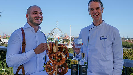 Nicolas Kr&ouml;ger von Wagemut mit Magnus M&uuml;ller-Rischart auf der Dachterrasse der Rischart-Backstube. Im Hintergrund die Wiesn.