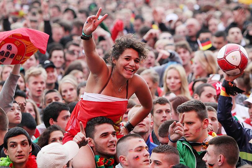Für ihre Mannschaft geben Fußball-Fans alles - sehen Sie hier die besten Bilder von den Fan-Meilen und aus den Stadien bei der EURO 2012 in Polen und der Ukraine.