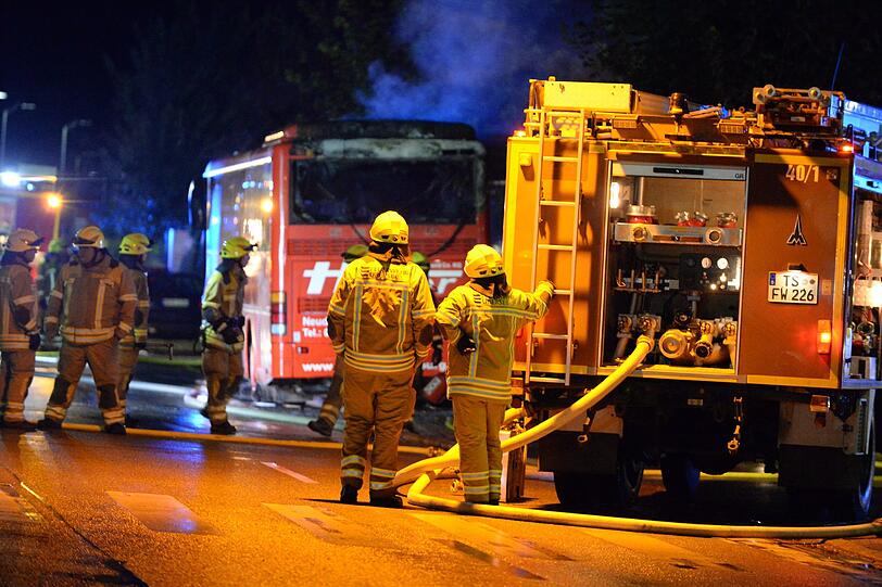 Brand eines Reisebusses in Übersee. Die Bilder vom Feuerwehreinsatz.