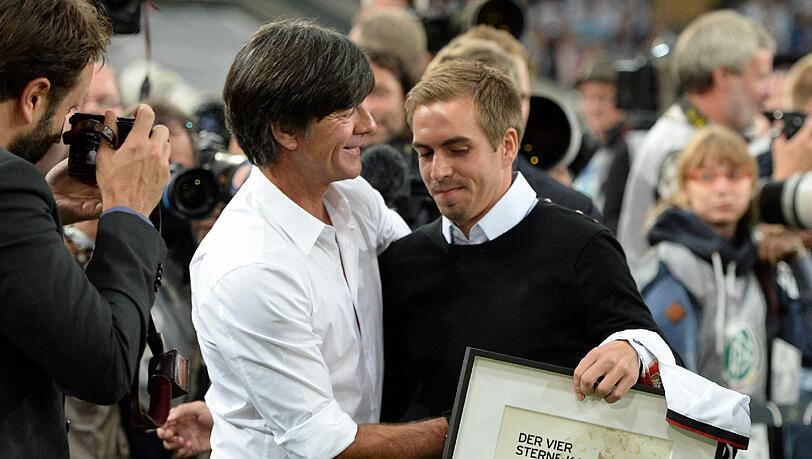 Philipp Lahm hat seine Karriere in der Nationalelf beendet. Vor dem Spiel gegen Argentinien wurde er verabschiedet. Philipp Lahm hat seine Karriere in der Nationalelf beendet. Vor dem Spiel gegen Argentinien wurde er verabschiedet.