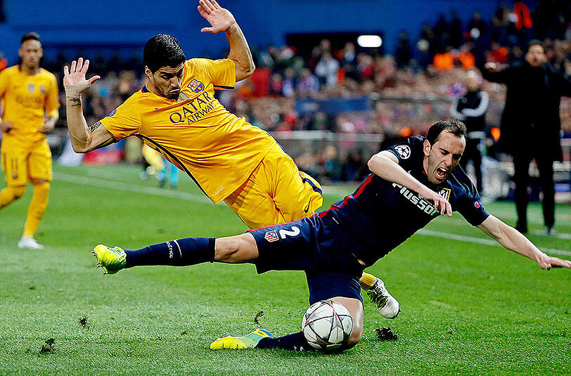 Diego Godin (rechts), Abwehrchef von Atlético Madrid, im Duell mit Luis Suarez vom FC Barcelona.