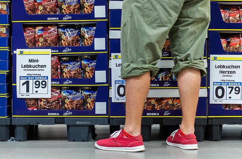 In kurzen Hosen Weihnachtsgebäck kaufen? Printen, Spekulatius und Dominosteine türmen sich schon jetzt in den Supermärkten. Foto: Sebastian Gollnow