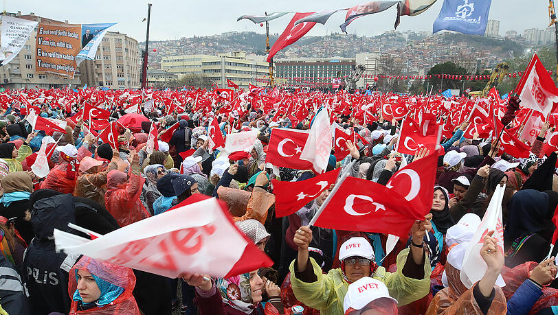 Erdogan-Anhänger feiern ihren Präsidenten im türkischen Kocaeli – und dort soll der Wahlkampf der AKP auch bleiben, findet Martin Schulz. Erdogan-Anhänger feiern ihren Präsidenten im türkischen Kocaeli – und dort soll der Wahlkampf der AKP auch bleiben, findet Martin Schulz.