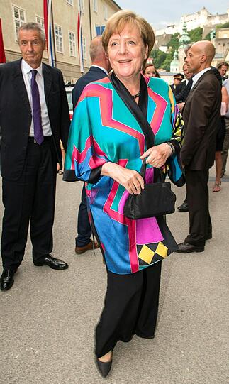Der frühere österreichische Wirtschaftsminister Martin Bartenstein und Deutschlands Bundeskanzlerin Angela Merkel kommen zur Aufführung von "Lady Macbeth".