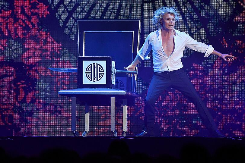 Die blonden Haare wirbeln viel herum an diesem Abend: Hans Klok.