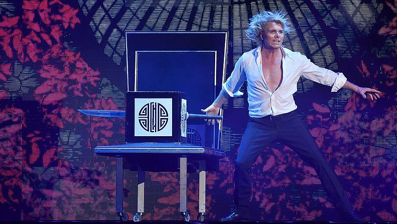 Die blonden Haare wirbeln viel herum an diesem Abend: Hans Klok. Die blonden Haare wirbeln viel herum an diesem Abend: Hans Klok.