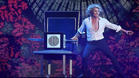 Die blonden Haare wirbeln viel herum an diesem Abend: Hans Klok.