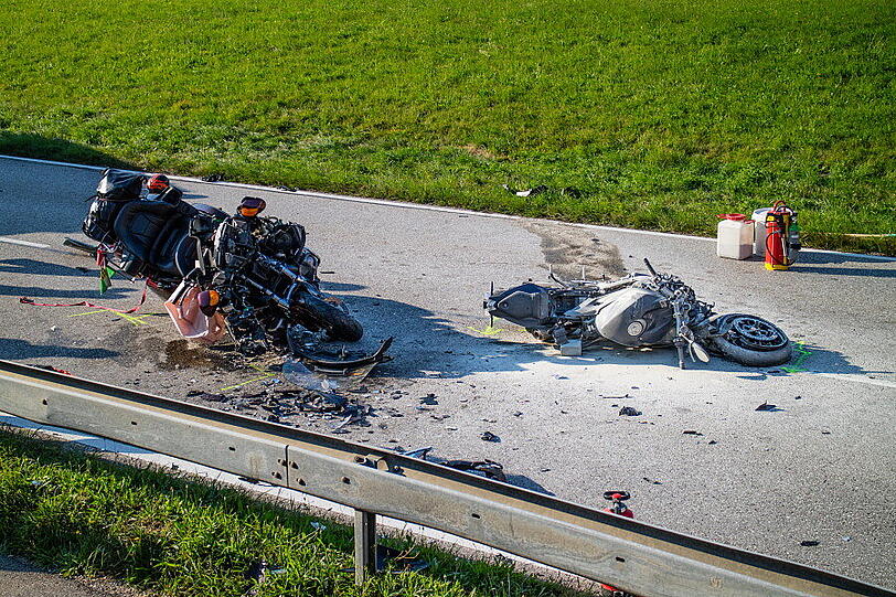 Auf der B20 bei Bayerisch Gmain kollidierten die beiden Motorräder frontal.