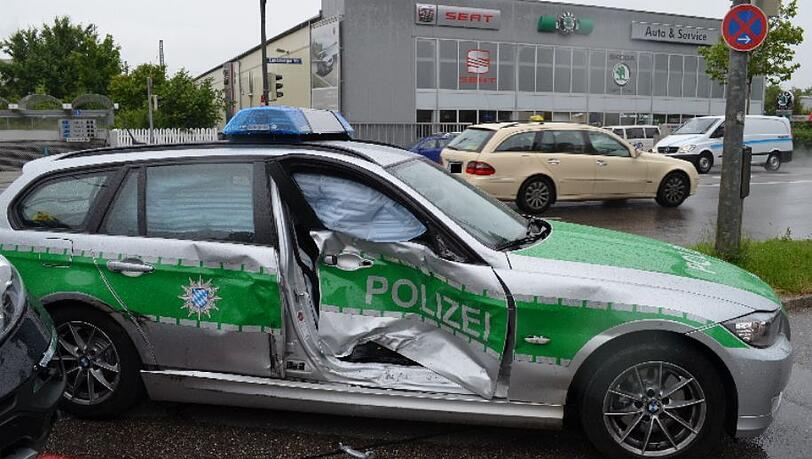 Unfall mit einem Polizeiauto in Laim: Ein Kind wurde leicht verletzt. Unfall mit einem Polizeiauto in Laim: Ein Kind wurde leicht verletzt.