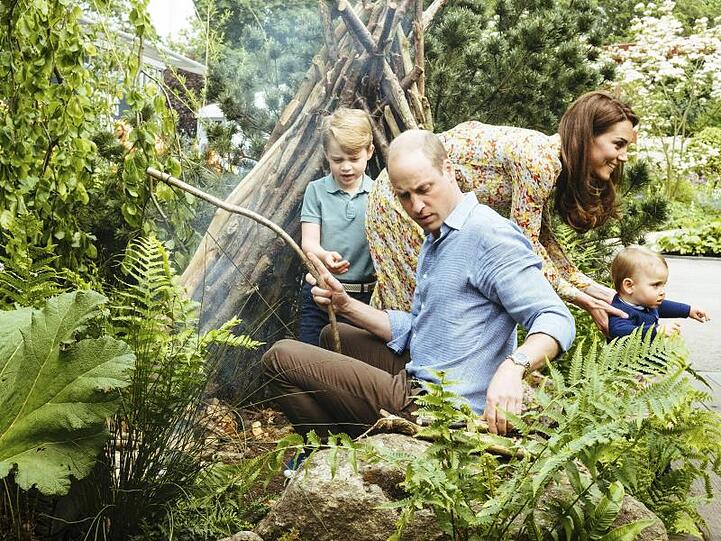 Die Herzogin von Cambridge mit ihrer Familie im Grünen.