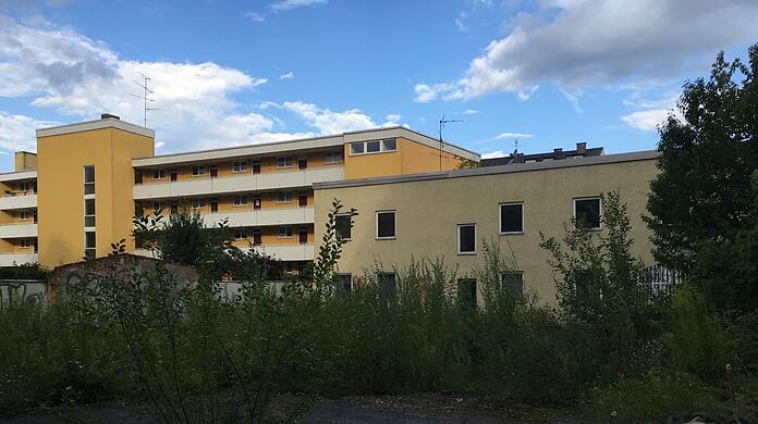 Pflanzen wuchern, das Hinterhaus steht leer herum...