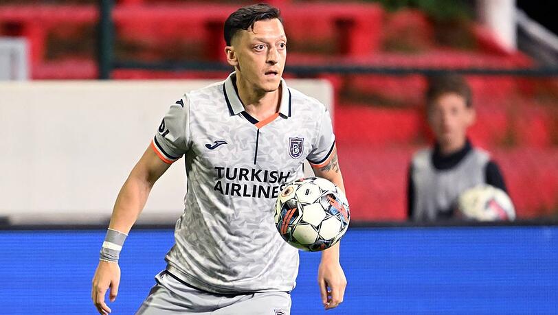 Mesut Özil hängt die Fußballschuhe an den Nagel.
