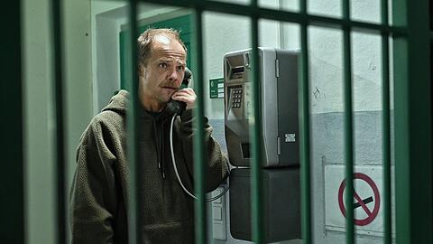 "Die Toten vom Bodensee - Der Nachtalb": Micha Oberländer (Matthias Koeberlin) hört eine Mailboxansage ab.