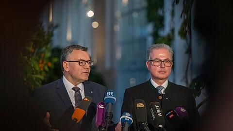 Die Freien Wähler von Hubert Aiwanger hatten sich lange gegen die Zustimmung zum milliardenschweren Finanzpaket von Union und SPD gesträubt. Am Ende ging es aber sehr schnell und sie stellten sich doch hinter die Pläne im Bund.