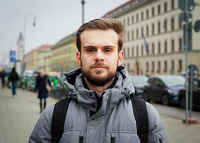 Adrian Massier kommt gerade von einer Klausur. Für den Streik hat er Verständnis, für seine Dozenten eher weniger. Adrian Massier kommt gerade von einer Klausur. Für den Streik hat er Verständnis, für seine Dozenten eher weniger.