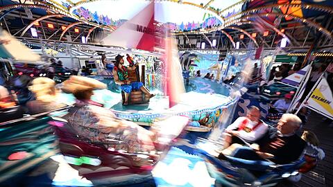 Im vergangenen Jahr fuhren Wiesn-Chef und der damalige OB Dieter Reiter noch im "Happy Sailor" - damals war nichts beanstandet worden. (Archivbild)