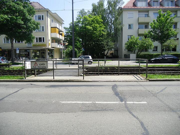 An diesem Tram-Übergang in der Grünwalder Straße ist eine 58 Jahre alte Frau von einer Straßenbahn erfasst und getötet worden. Die Bilder von der Unfallstelle.