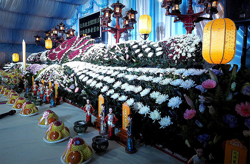 Blumen zum Gedenken an die Opfer des FLugzeugabsturzes in Taipeh.