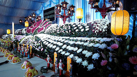 Blumen zum Gedenken an die Opfer des FLugzeugabsturzes in Taipeh.