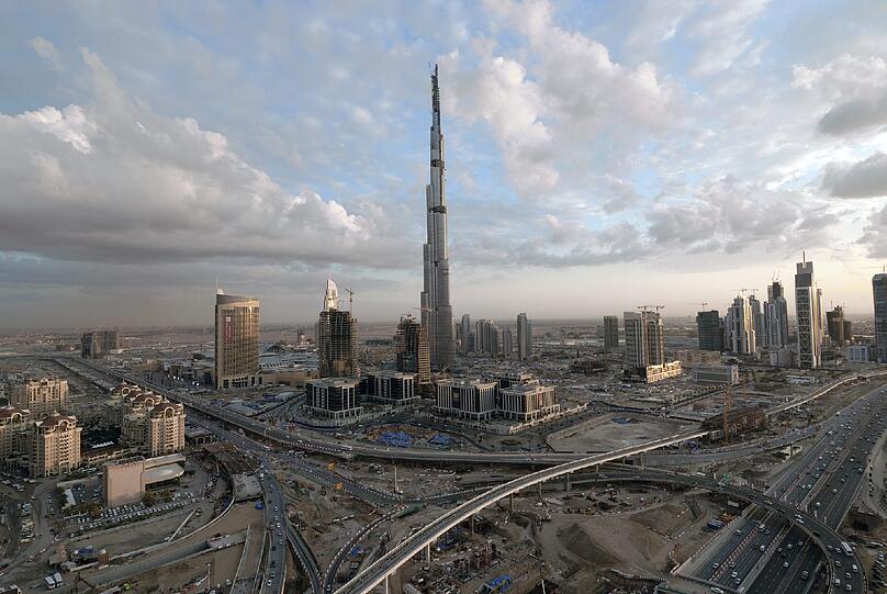 Leistungsschau in der Wüste: Der &bdquo;Burj Khalifa&ldquo; in Dubai, derzeit mit 828 Metern architektonischer Höhen-Rekordhalter, ist auf dieser Aufnahme noch nicht ganz vollendet. in der Realität aber seit 2010.