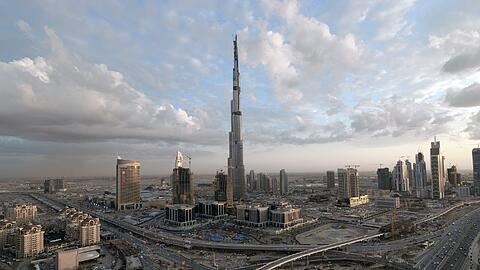 Leistungsschau in der Wüste: Der &bdquo;Burj Khalifa&ldquo; in Dubai, derzeit mit 828 Metern architektonischer Höhen-Rekordhalter, ist auf dieser Aufnahme noch nicht ganz vollendet. in der Realität aber seit 2010.